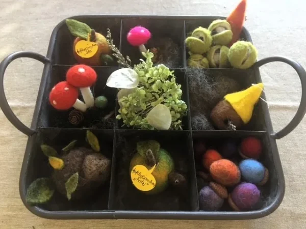 Herbstliche Filzarbeiten mit Pilzen, Eicheln und Blättern beim Filzkurs auf Gut Wulksfelde