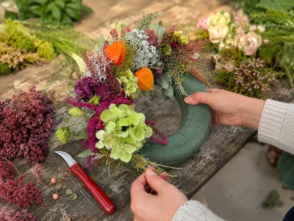 Herbstlicher Tischkranz mit Hortensien, Heide und saisonalen Naturmaterialien beim Floristik-Kurs auf Gut Wulksfelde